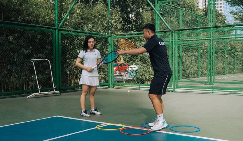 Dạy tennis cơ bản cho học viên tại MST